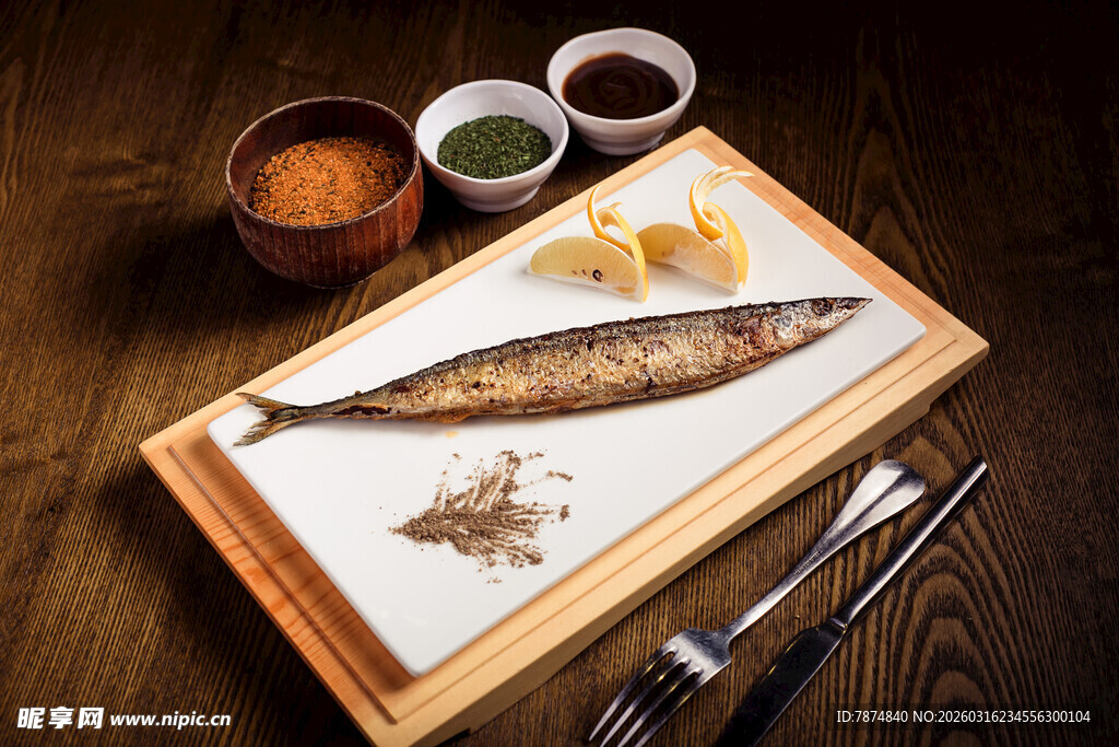 木盘上的煎鱼与调味小碟