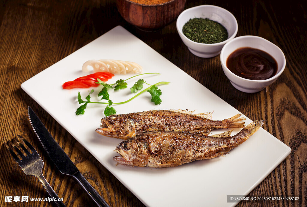 香煎烤鱼配特色蘸料