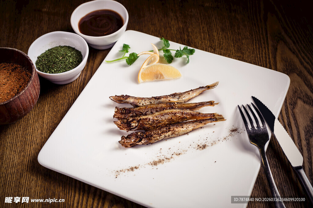 香煎鱼干配蘸料餐具