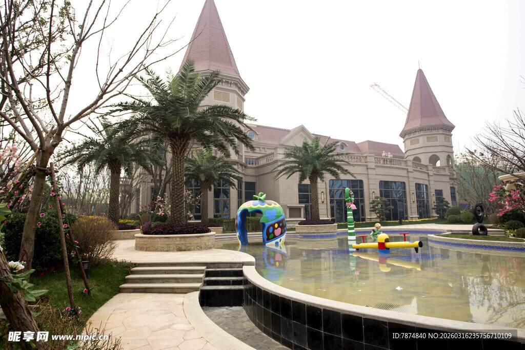 欧式城堡旁的水上玩乐场景