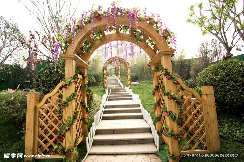 花园木质拱门与步道景观