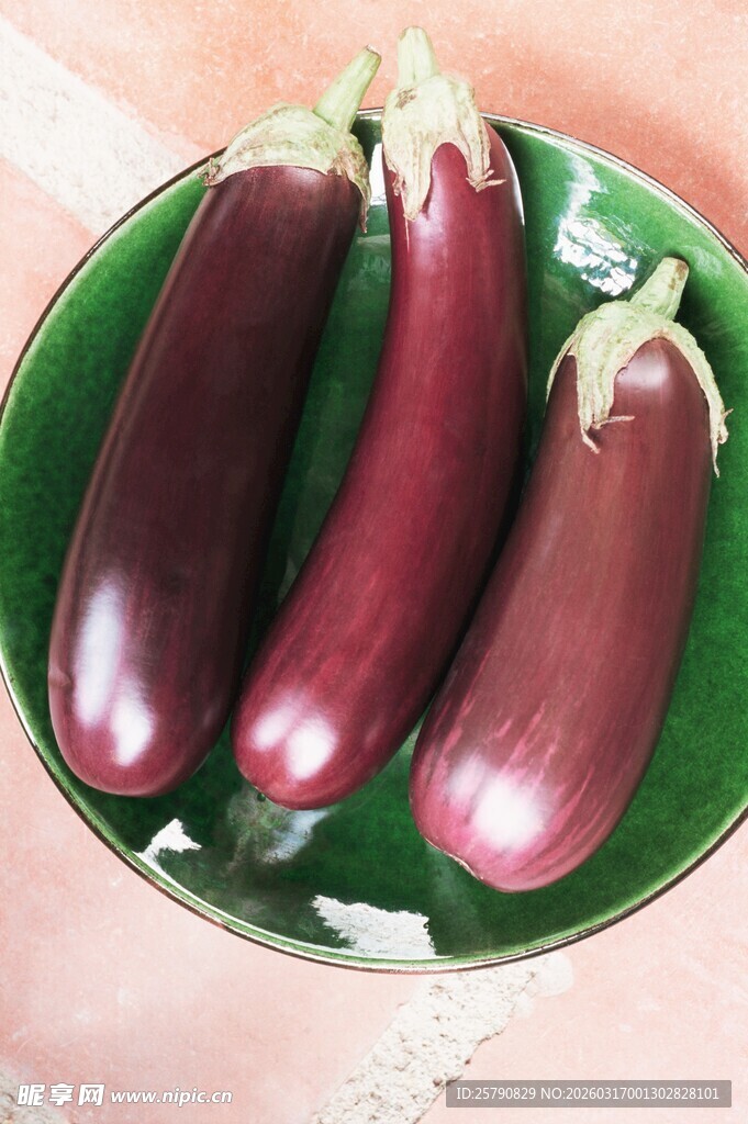 绿盘上的新鲜紫茄子