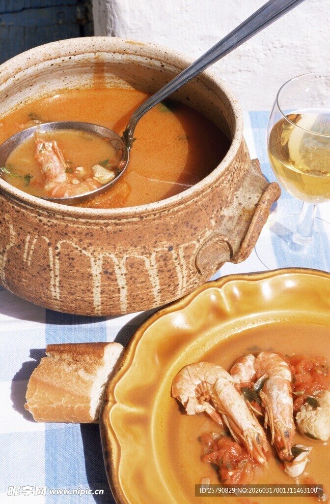 美味海鲜汤与虾的诱人组合