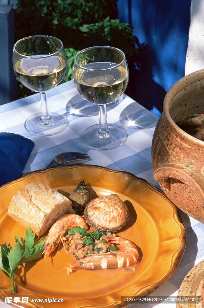 美味海鲜佳肴的惬意呈现