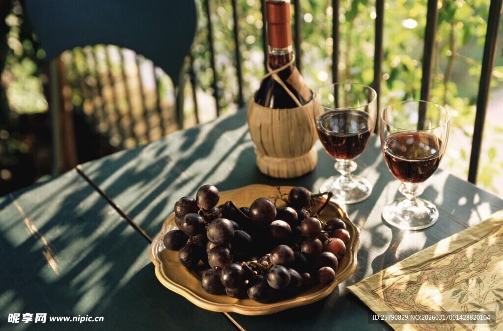 户外桌上的美酒与水果