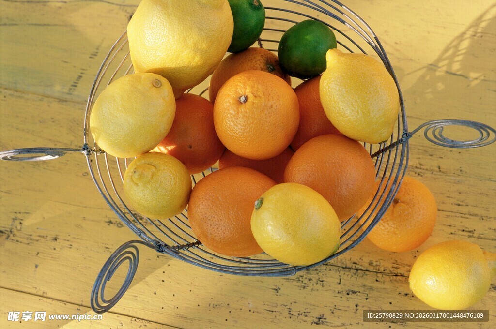 金属篮中的新鲜柑橘类水果
