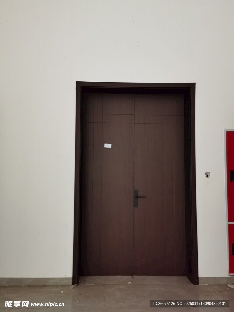 深棕色双开门室内场景