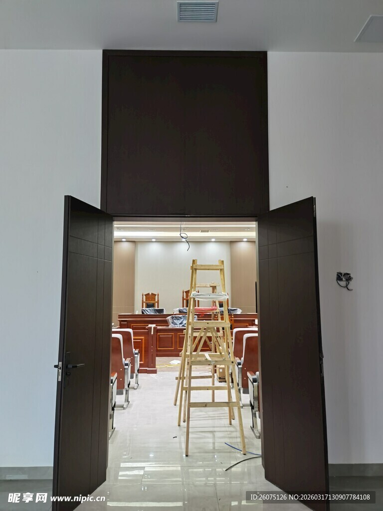 敞开的门通向温馨室内空间