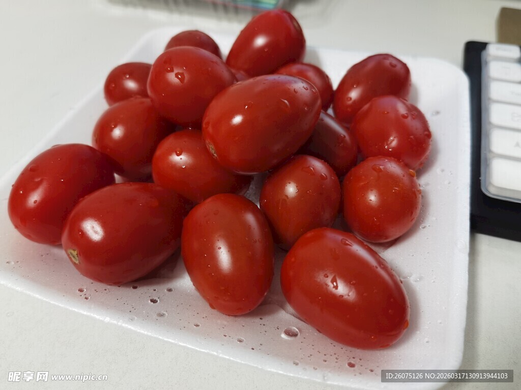 新鲜圣女果摆放在白色盘上