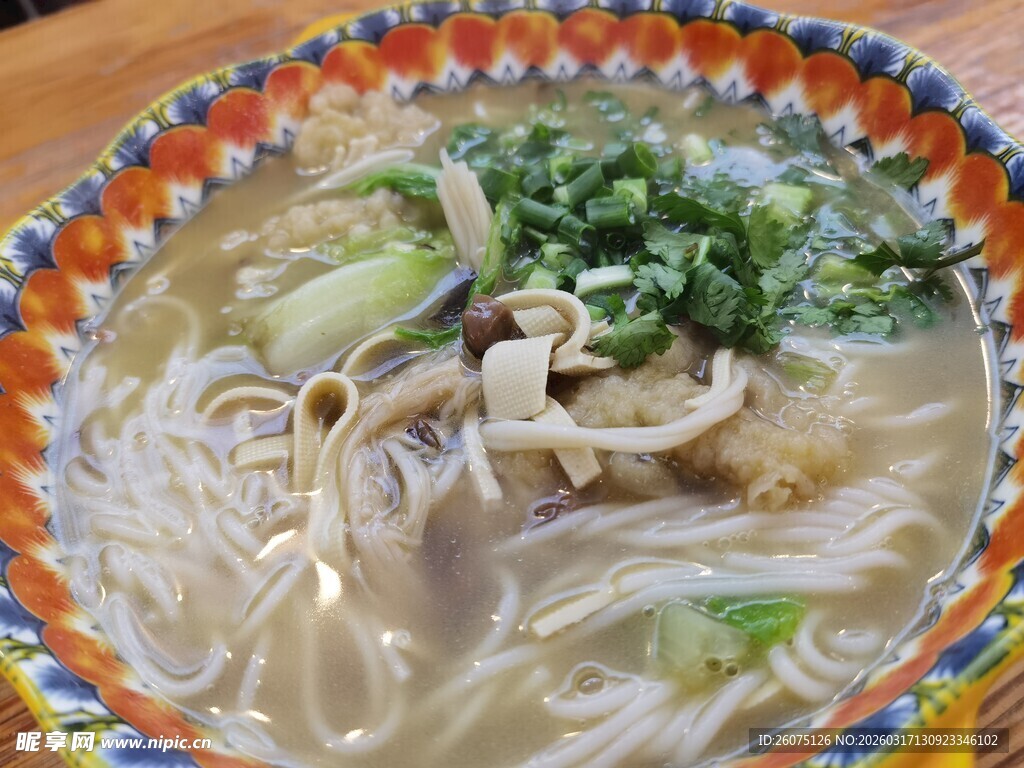 多彩碗装美味菌菇蔬菜面