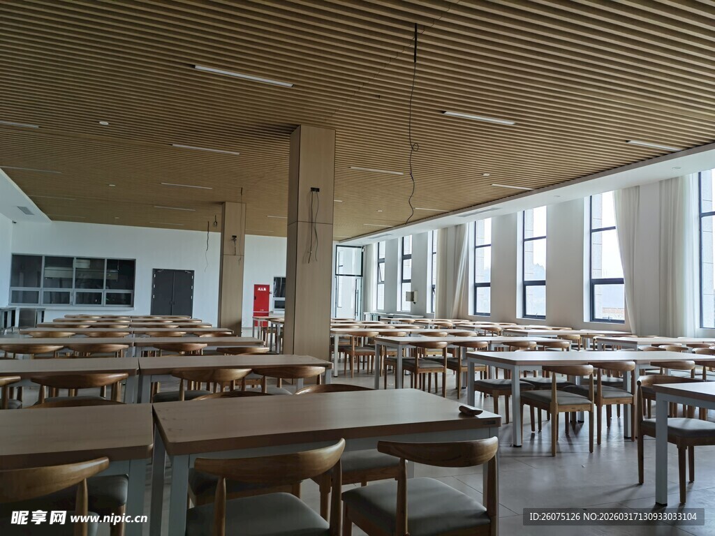 现代简约风格的宽敞餐厅