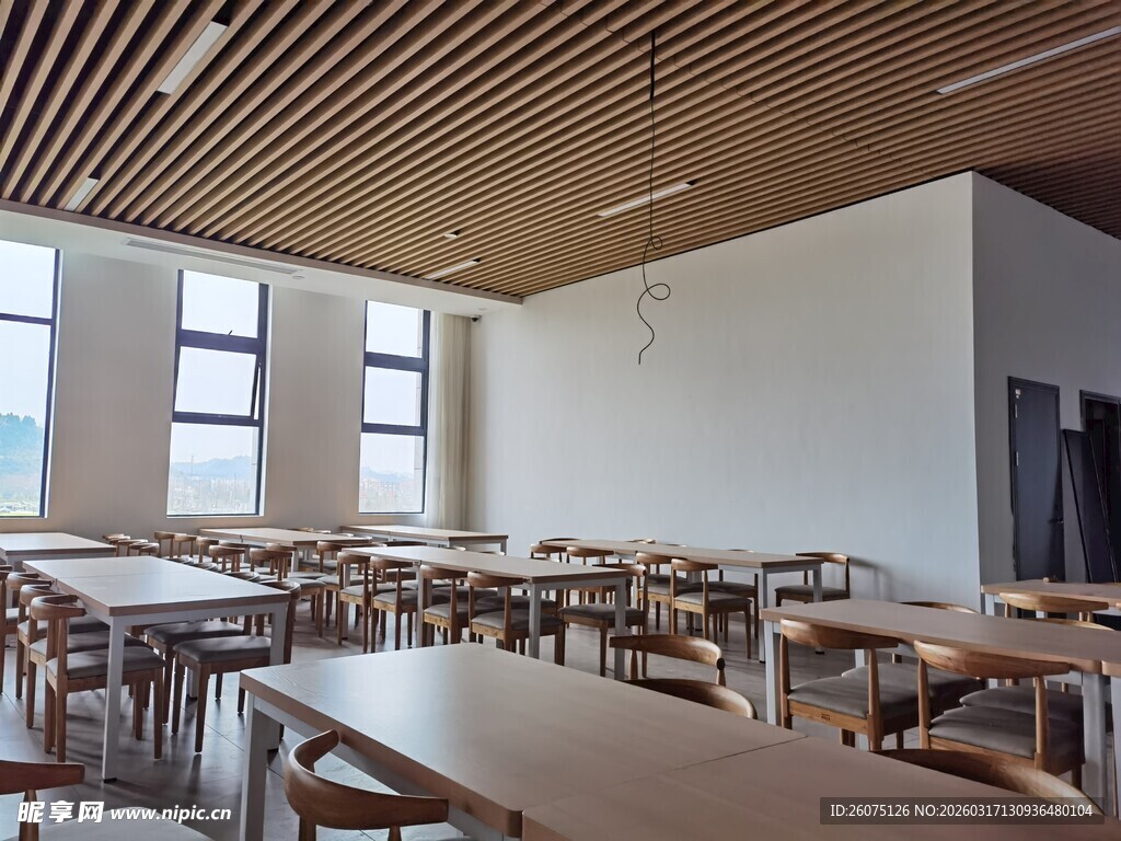 简约明亮的室内用餐空间