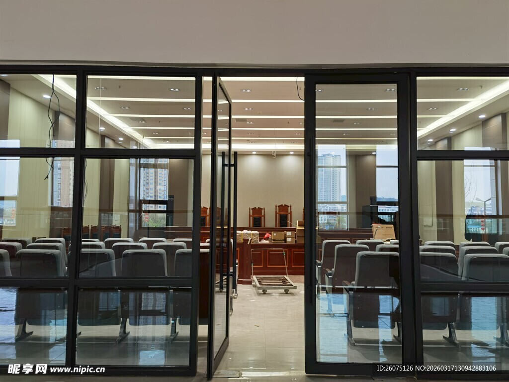 现代玻璃门的室内办公场景