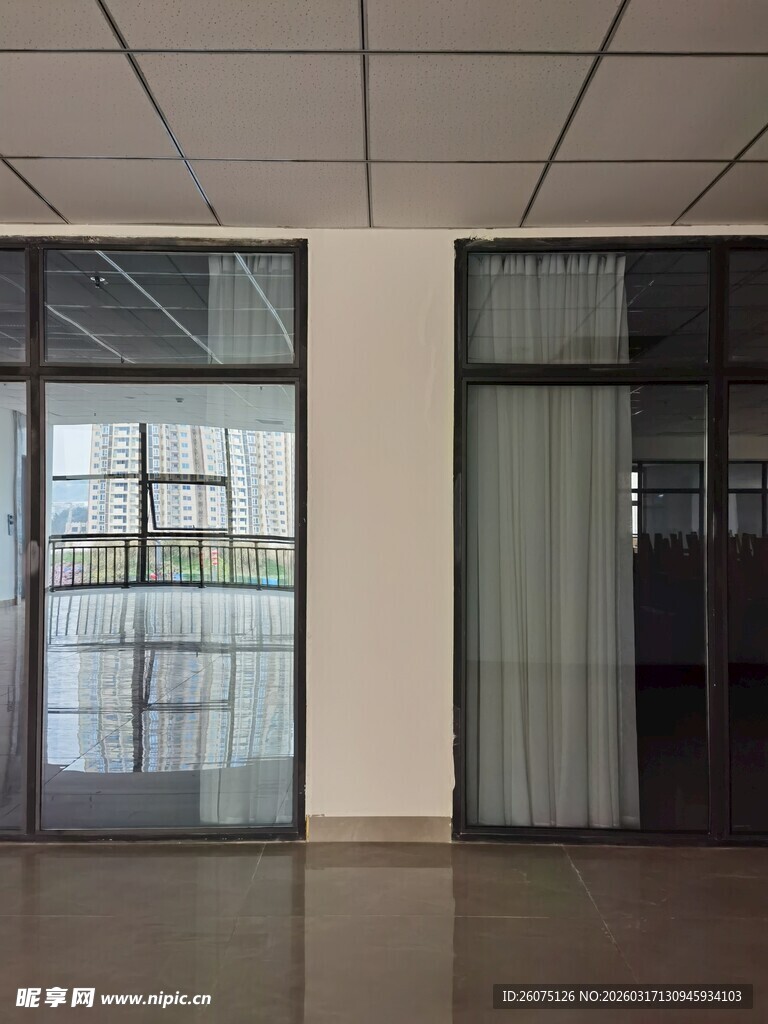 空旷办公室玻璃隔断场景