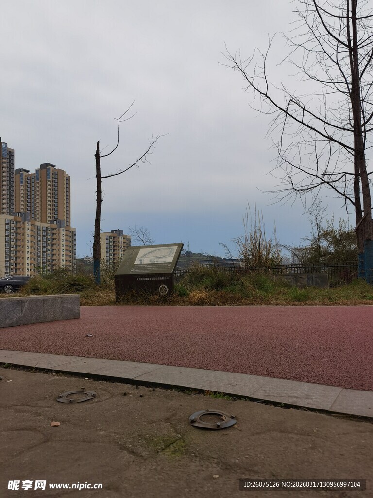 城郊空旷场地与远处建筑