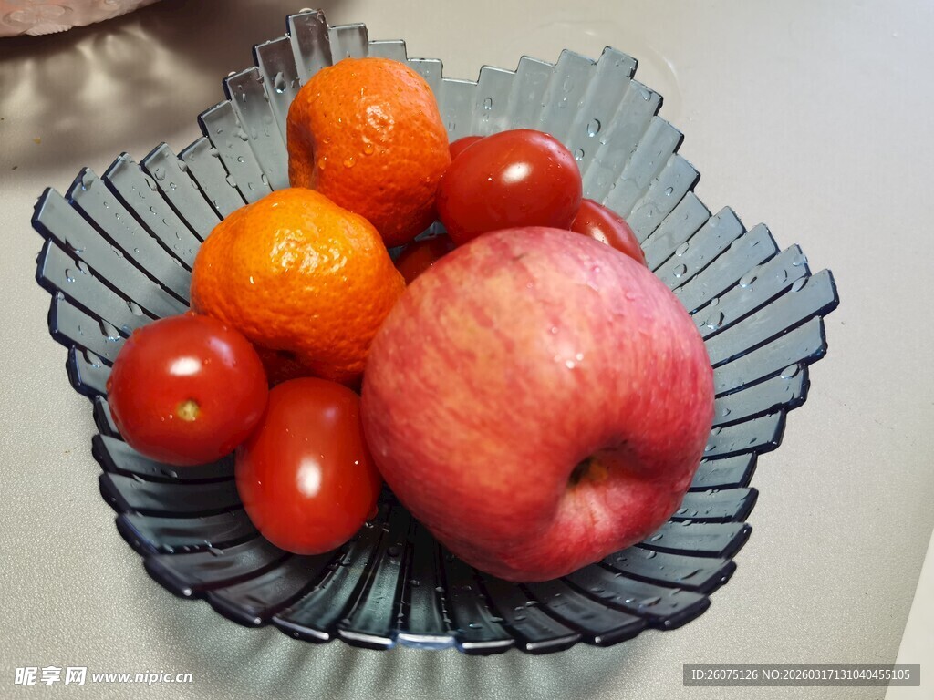 玻璃盘中的多彩水果