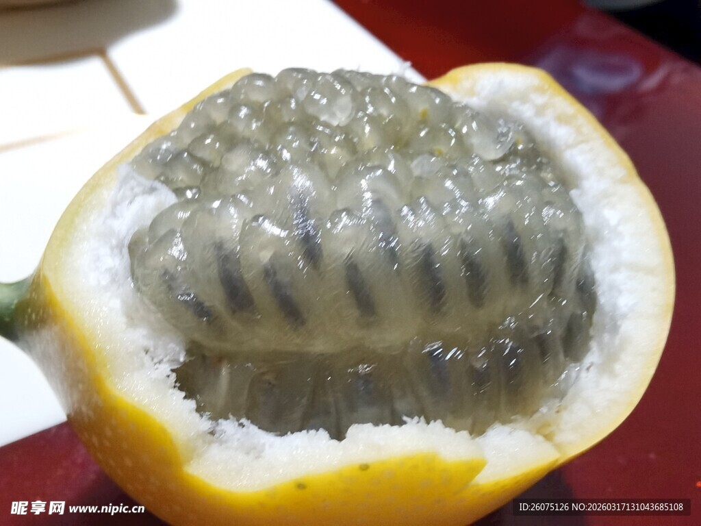 切开的热情果果肉