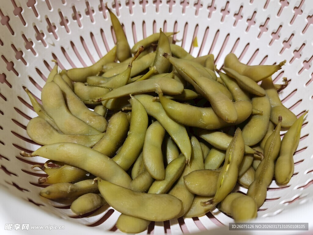 新鲜翠绿的带壳毛豆