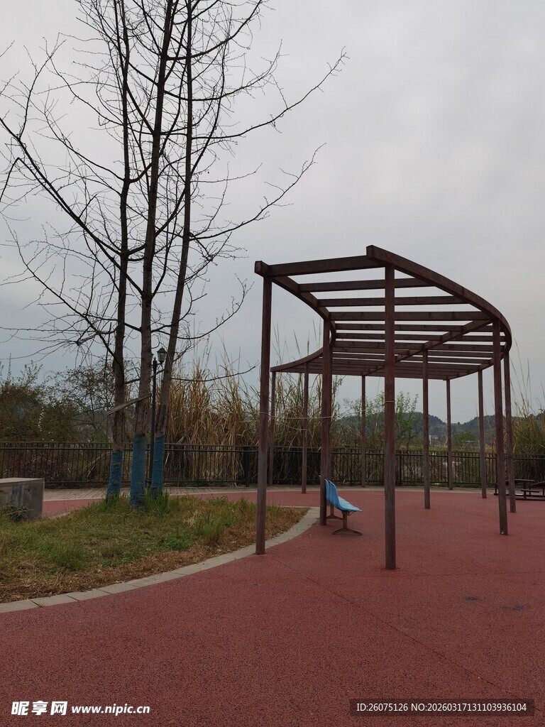 户外休闲凉亭红地绿树景