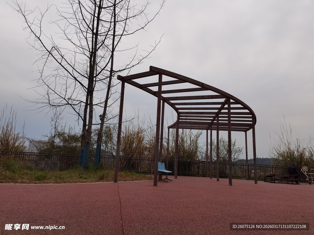 户外休闲凉亭与空旷场地