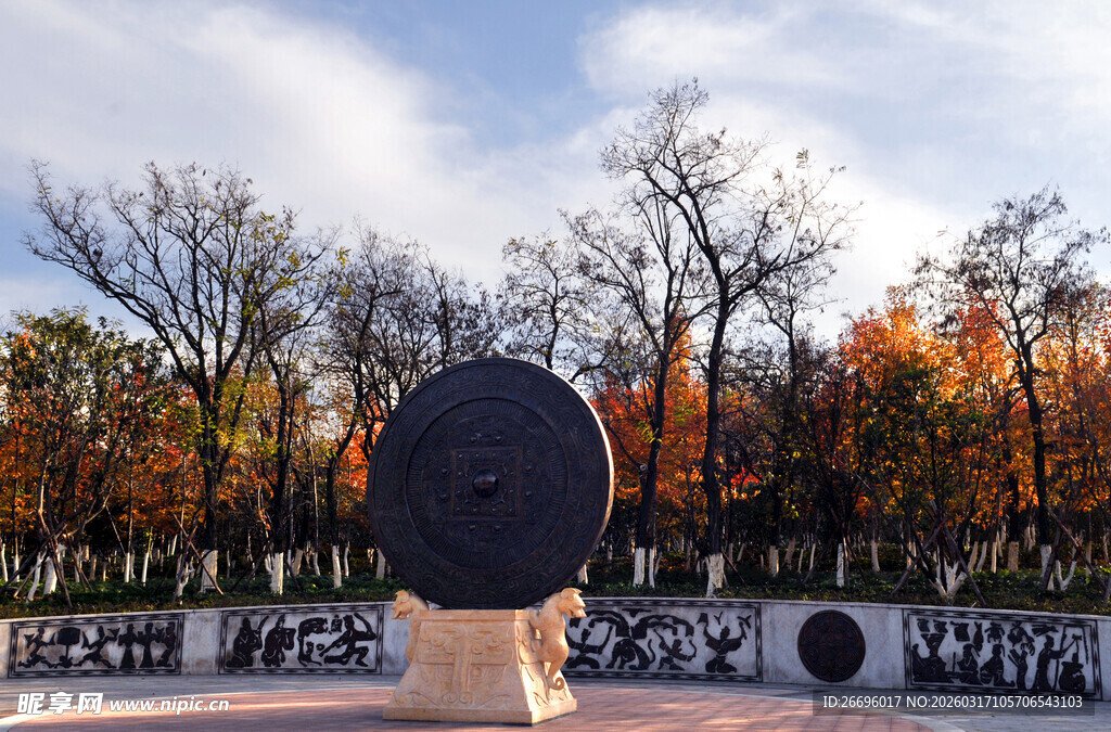 秋日公园中的背影