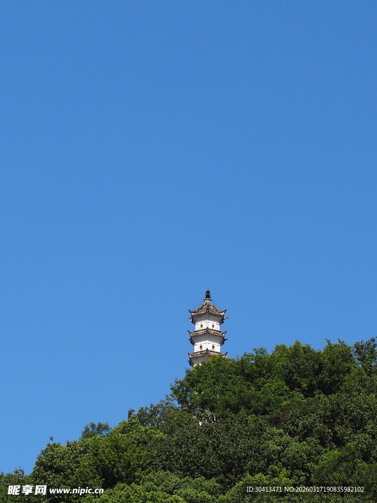 山顶古塔立于葱郁绿树间