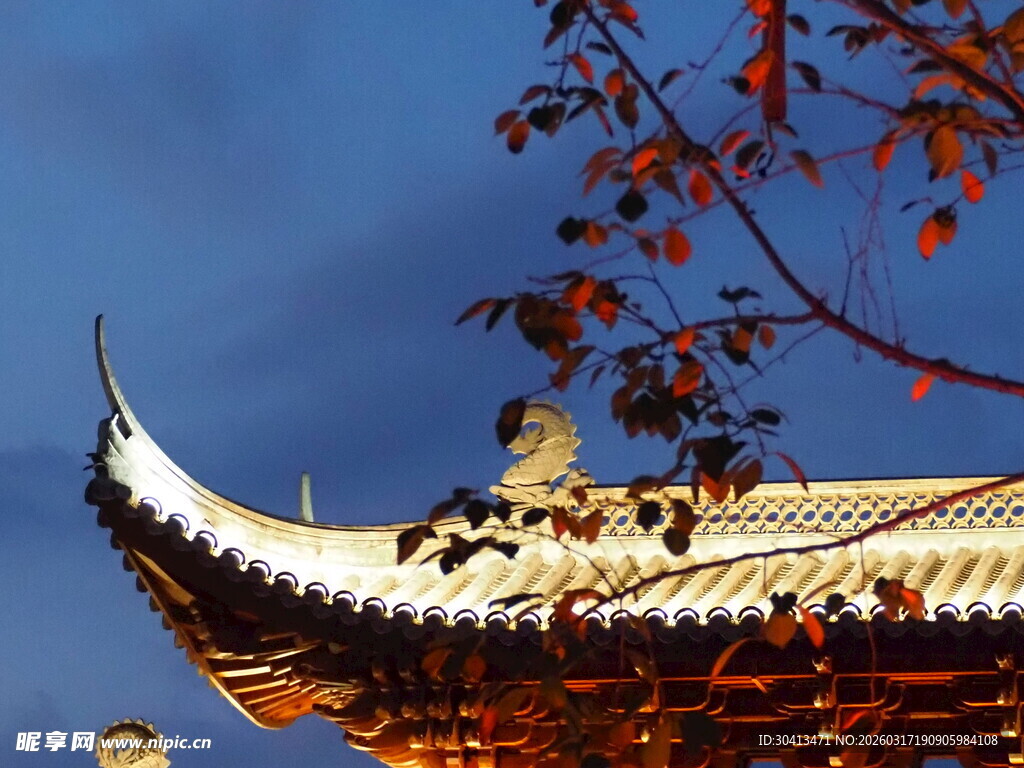 中式飞檐与枝头红叶