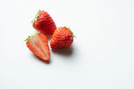三颗新鲜草莓特写