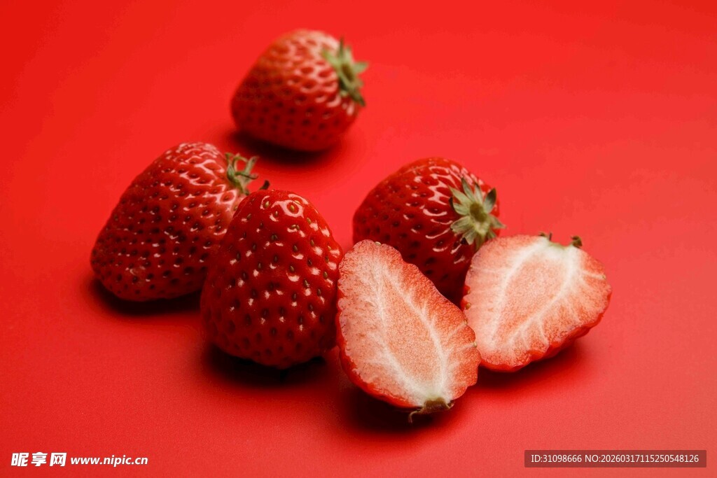 红底上的新鲜草莓