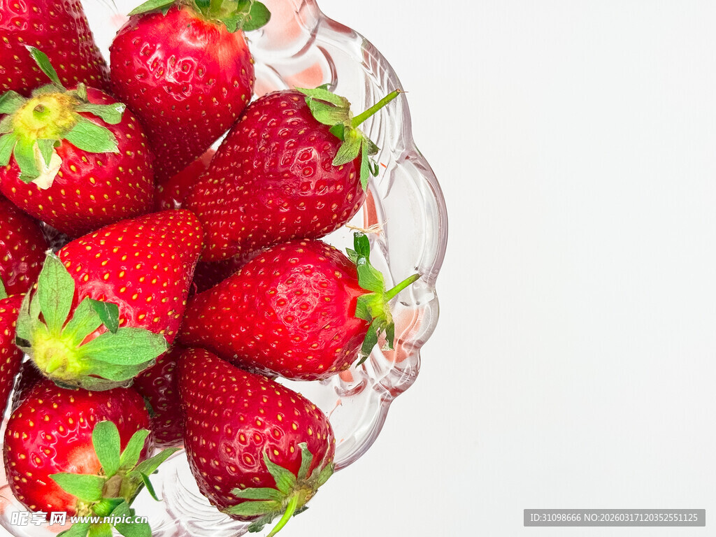 玻璃盘中新鲜饱满的草莓