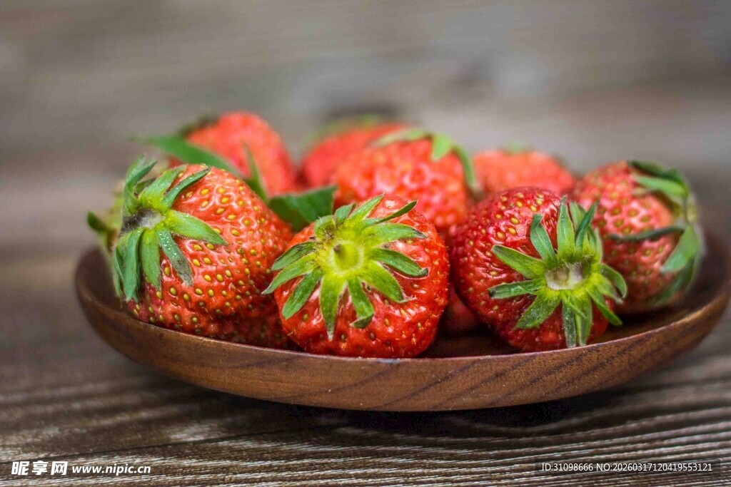 木盘里的新鲜红草莓