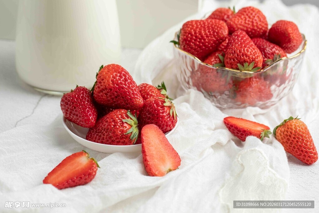 新鲜草莓与牛奶的美味组合