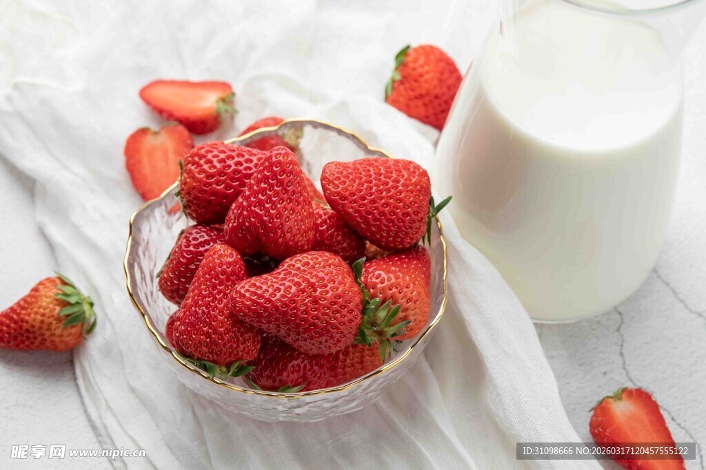 新鲜草莓与牛奶的美味组合