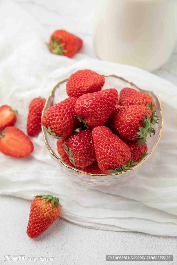 碗中鲜草莓与散落草莓
