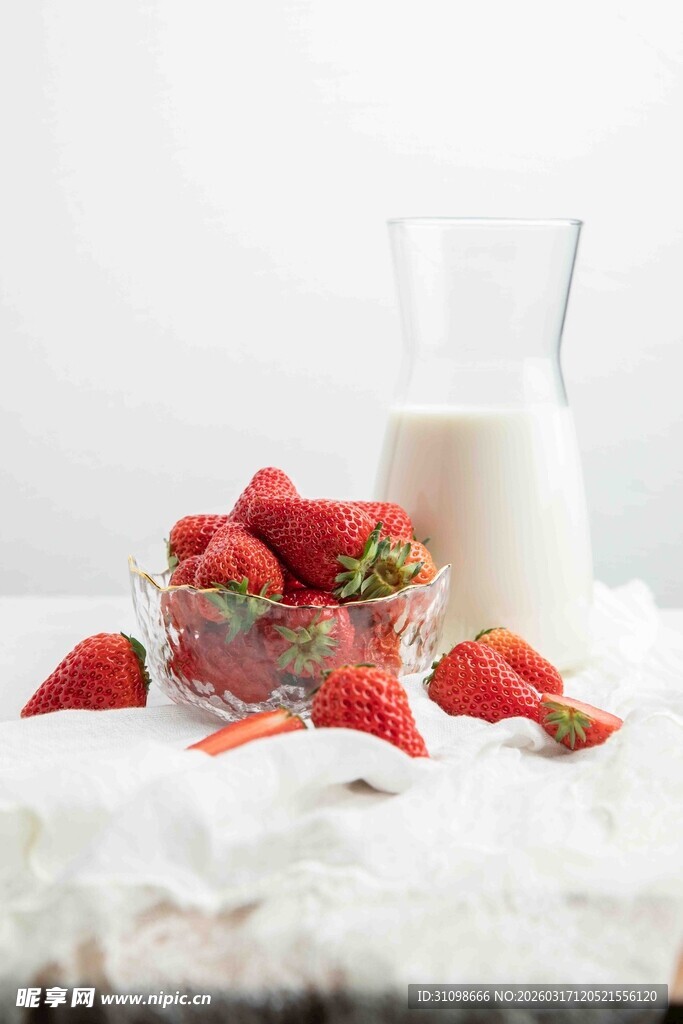 新鲜草莓与牛奶的美味组合