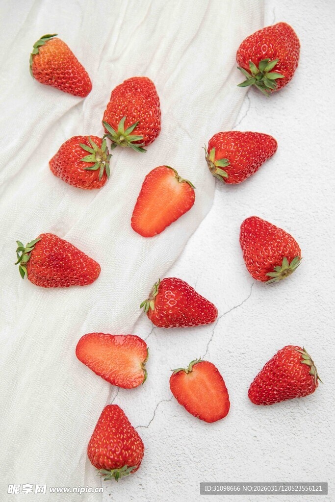 散落的新鲜草莓果粒