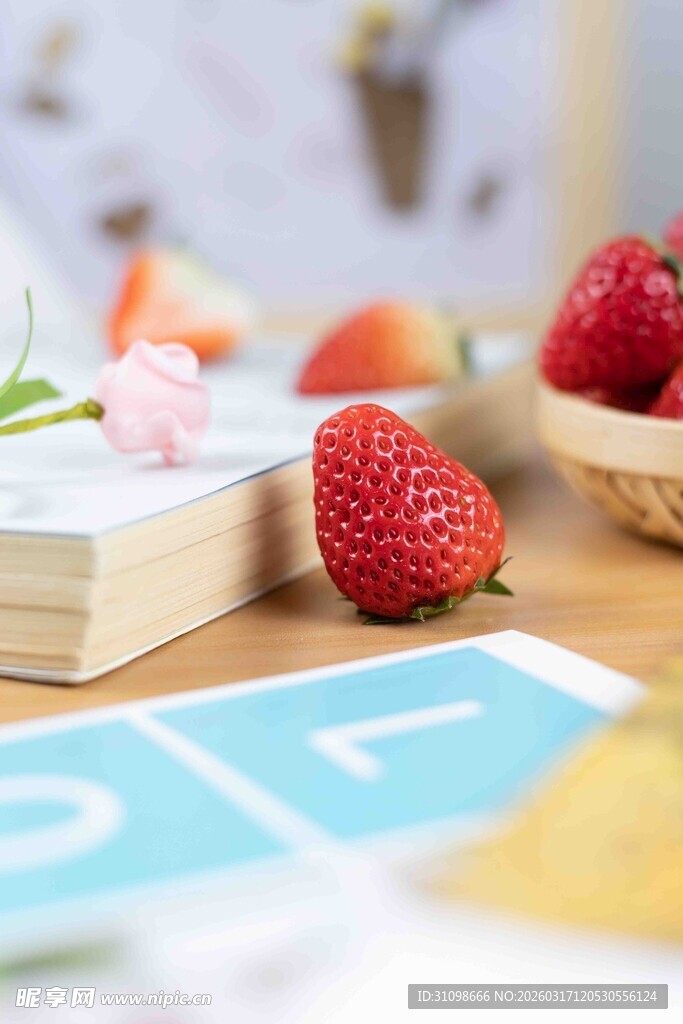 草莓与书本的温馨桌面