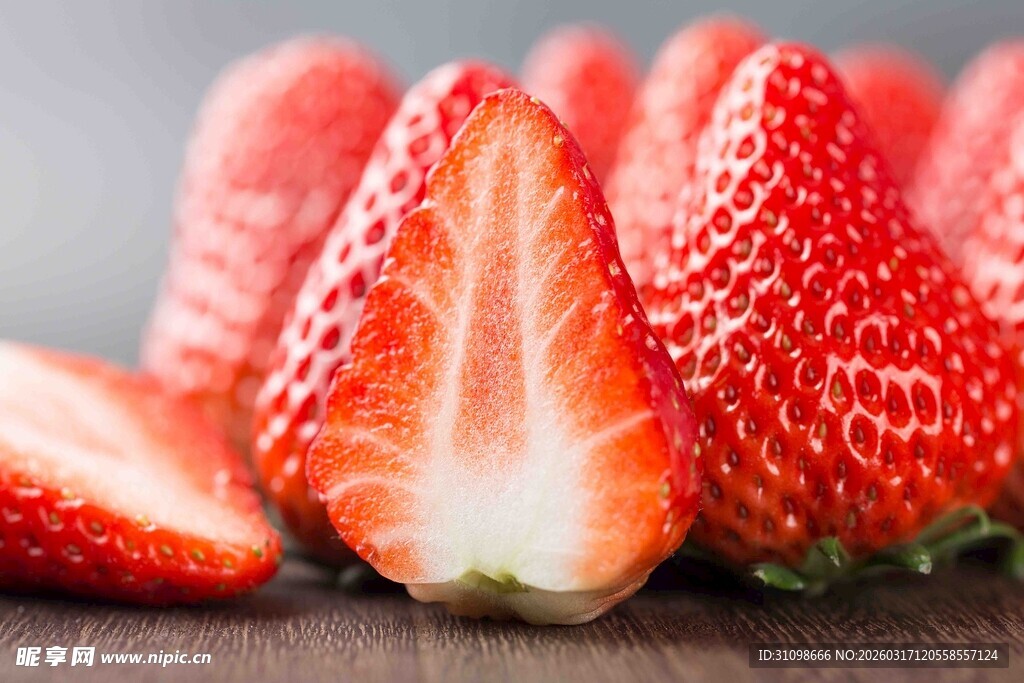 新鲜诱人的切开草莓