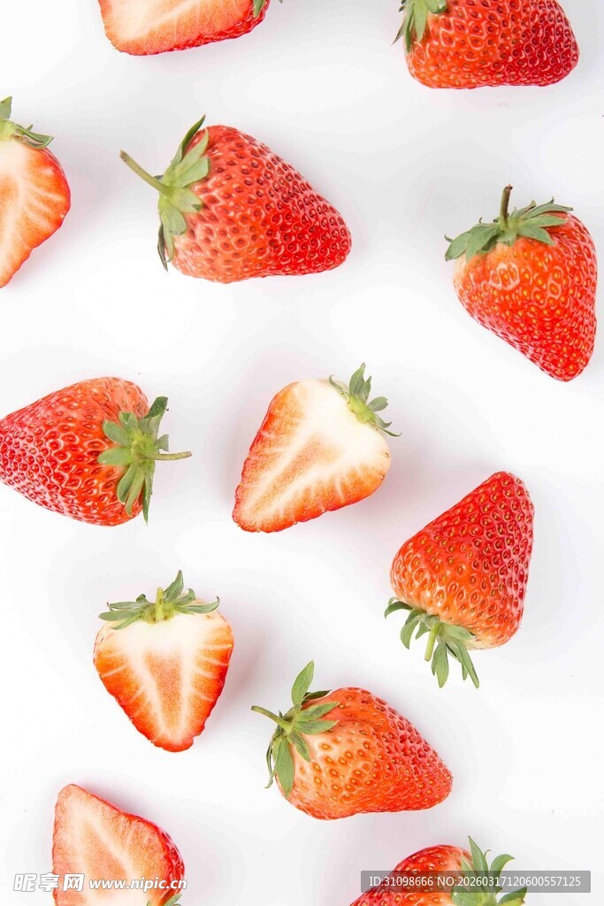散落的新鲜草莓