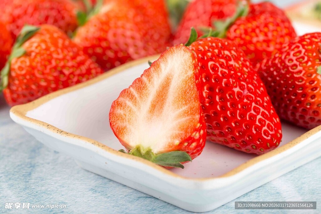 新鲜草莓摆盘展示