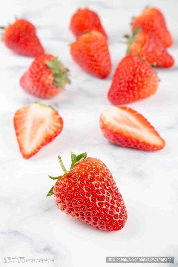 新鲜草莓散落在大理石台