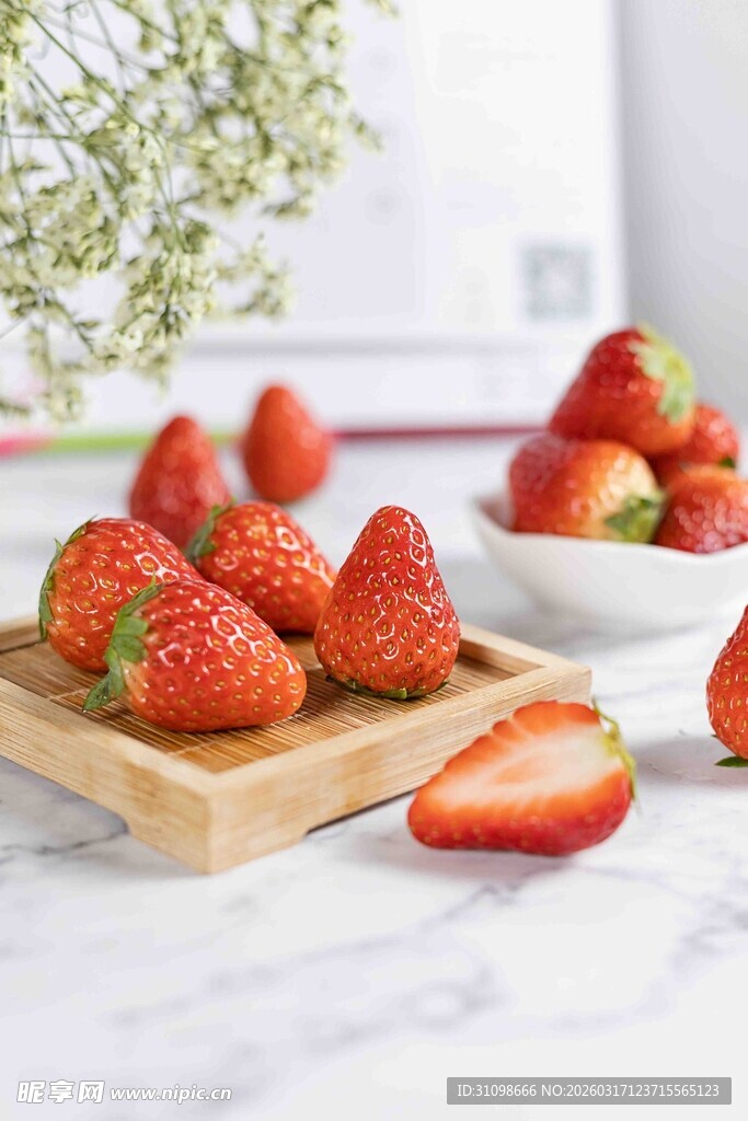 新鲜草莓摆放在木托盘上