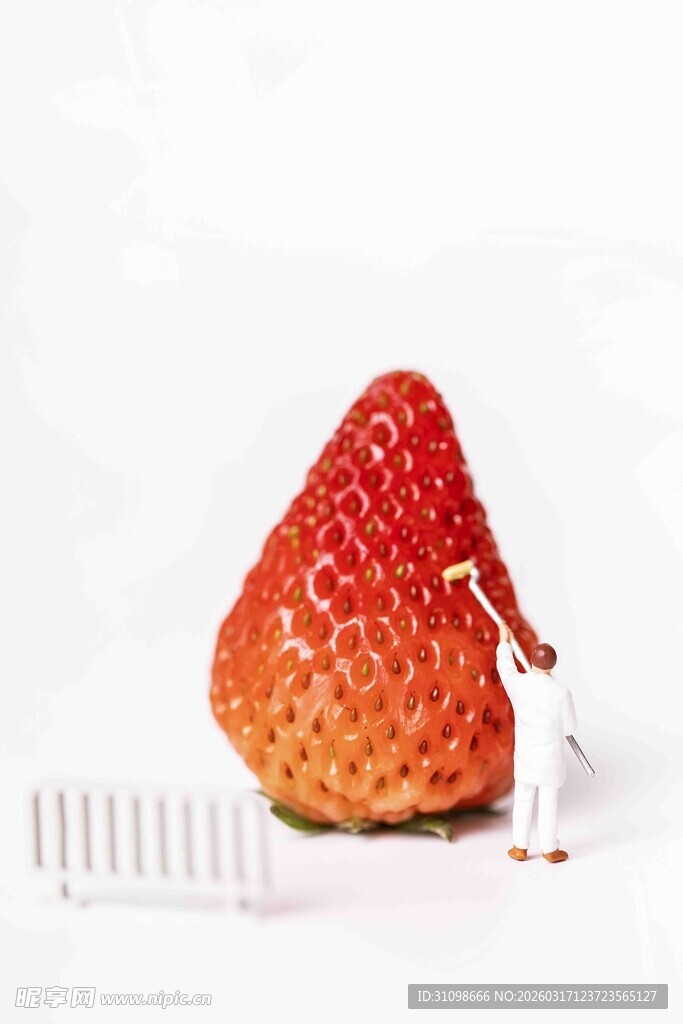 小人攀爬大草莓奇幻场景