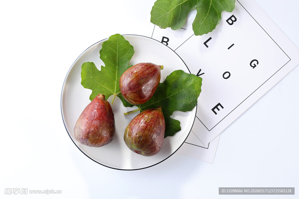 玻璃盘中的新鲜无花果