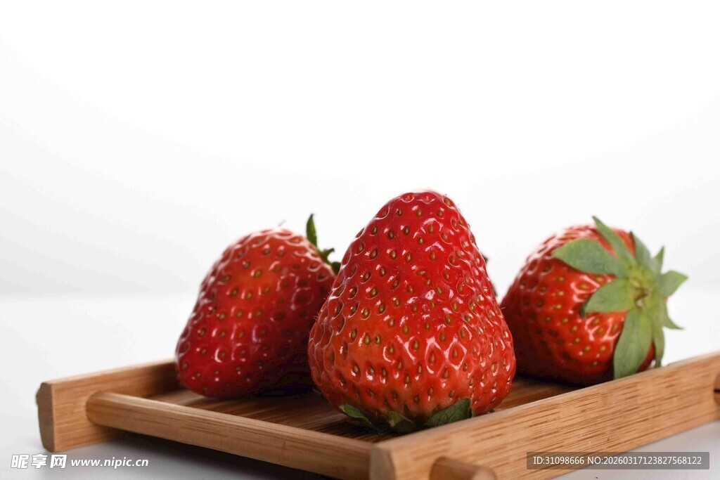 木盘上的新鲜红草莓