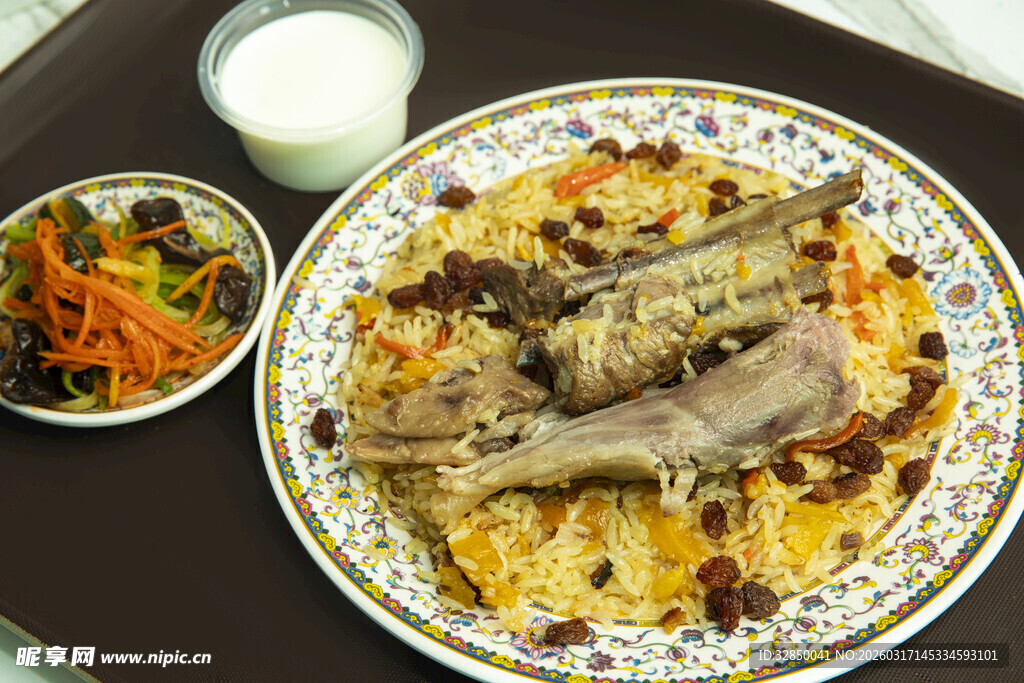 美味烤羊排配多样餐食