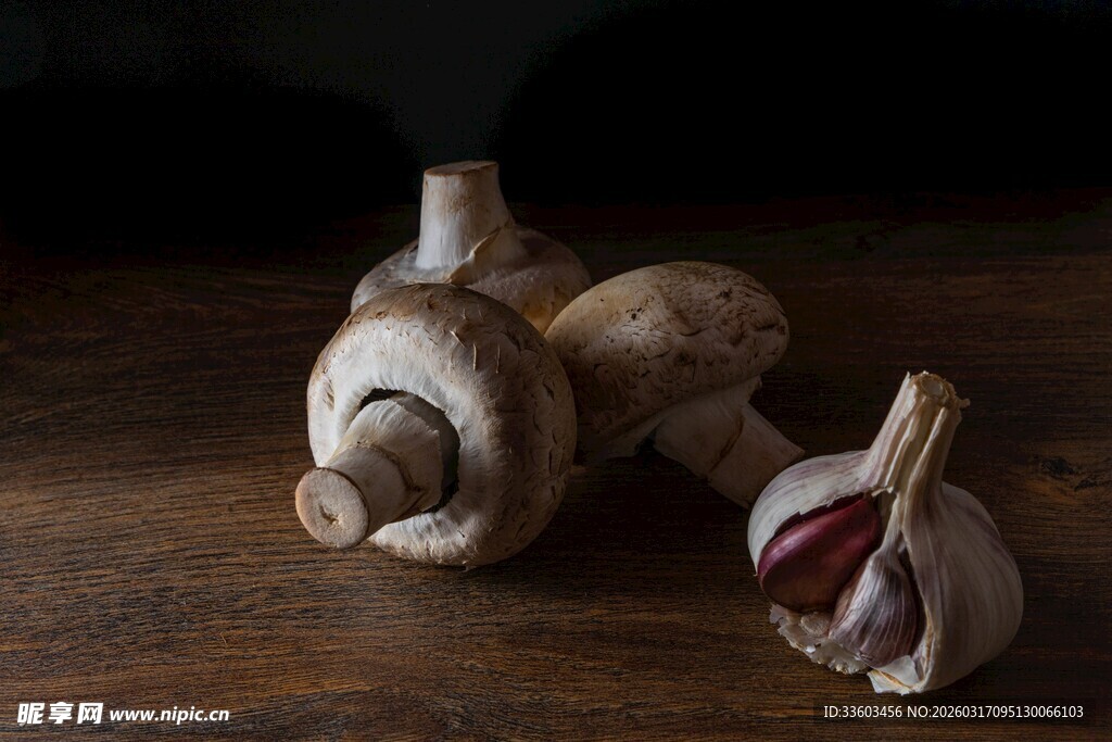 木桌上的新鲜大蒜与蘑菇