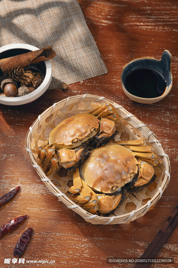 竹篮里的美味大闸蟹