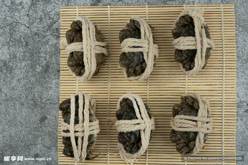 竹制托盘上的美味寿司