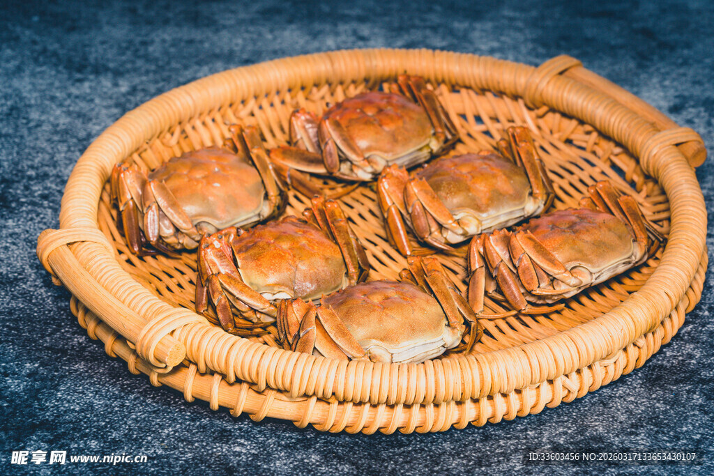 竹篮中的美味大闸蟹